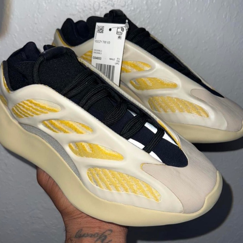 yeezy ‘safflower’